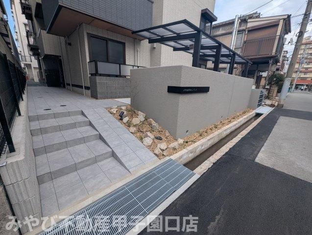 上甲子園廣和レジデンスのエントランス