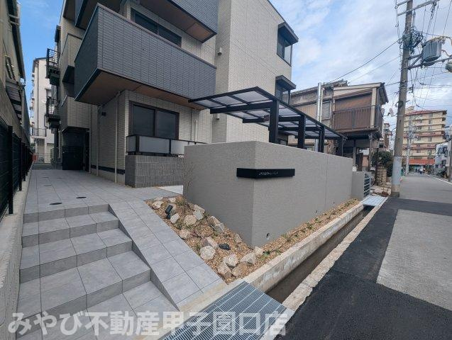上甲子園廣和レジデンスのエントランス