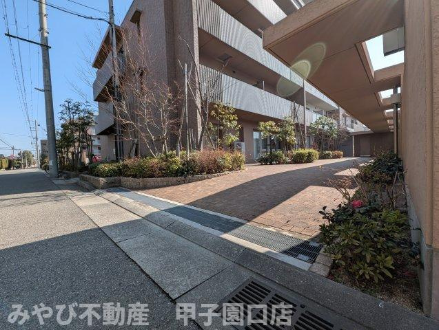甲子園三番町ハイツのエントランス