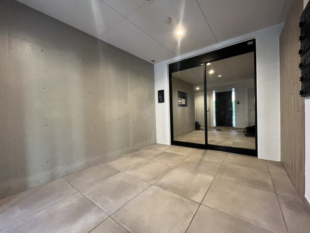 アルティザ氷川台のエントランス