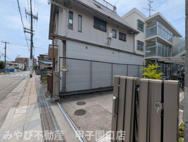ロワール甲子園のエントランス