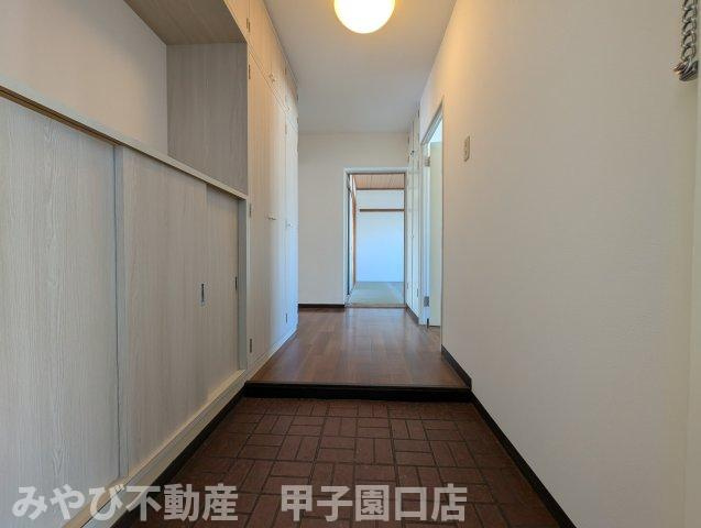 花園マンションの玄関