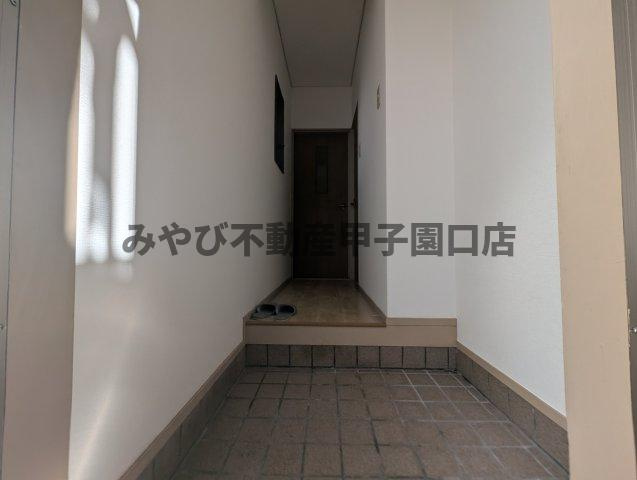 田野ハイツの玄関