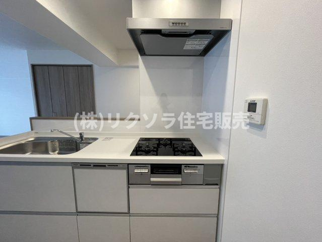 香里ケ丘ガーデンハイツⅠのキッチン|ビルトイン3口コンロ
■物件内覧・資金計画相談・住宅ローン相談、リフォーム相談、お問合せ受付中■
※当日・翌日のご内覧、ご相談はお電話でのお問合せがスムーズです！