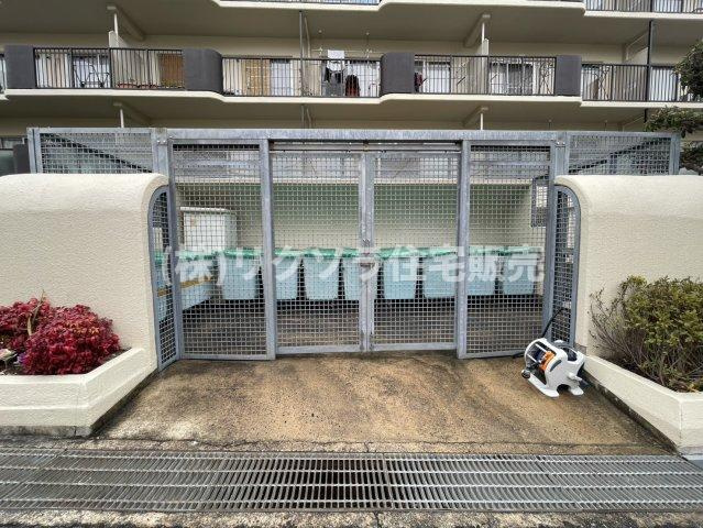 香里ケ丘ガーデンハイツⅠの現況写真|敷地内ゴミステーション
■物件内覧・資金計画相談・住宅ローン相談、リフォーム相談、お問合せ受付中■
※当日・翌日のご内覧、ご相談はお電話でのお問合せがスムーズです！