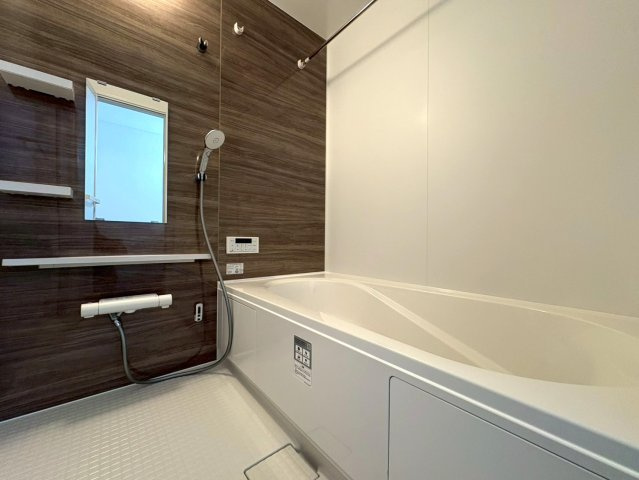 ◆家事動線良好な４ＬＤＫ◆全居室２面採光で陽当たり通風良好◆収納充実◆山科区川田西浦町１期の浴室|浴室