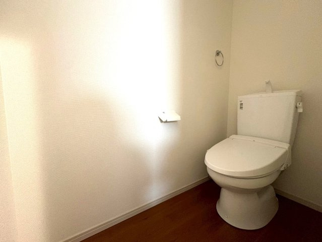 ◆家事動線良好な４ＬＤＫ◆全居室２面採光で陽当たり通風良好◆収納充実◆山科区川田西浦町１期のトイレ|１Fトイレ