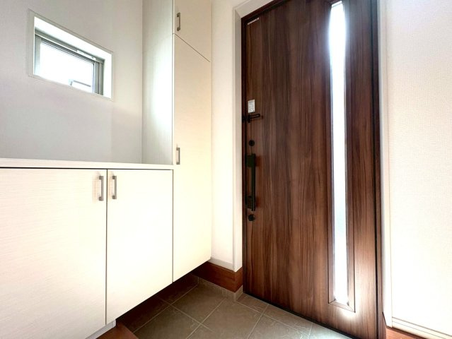 ◆家事動線良好な４ＬＤＫ◆全居室２面採光で陽当たり通風良好◆収納充実◆山科区川田西浦町１期の玄関|玄関