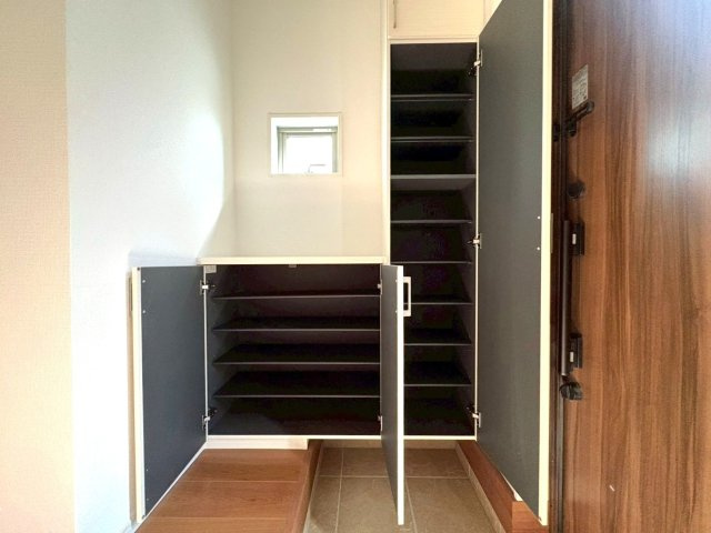 ◆家事動線良好な４ＬＤＫ◆全居室２面採光で陽当たり通風良好◆収納充実◆山科区川田西浦町１期の収納|シューズボックス