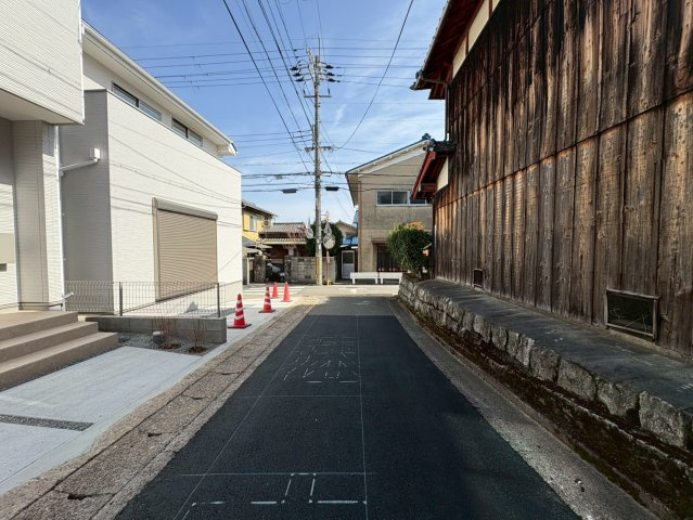 ◆家事動線良好な４ＬＤＫ◆全居室２面採光で陽当たり通風良好◆収納充実◆山科区川田西浦町１期の前面道路含む現地写真|前道