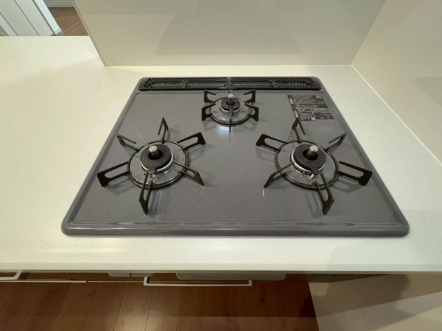 ◆家事動線良好な４ＬＤＫ◆全居室２面採光で陽当たり通風良好◆収納充実◆山科区川田西浦町１期のキッチン|コンロ