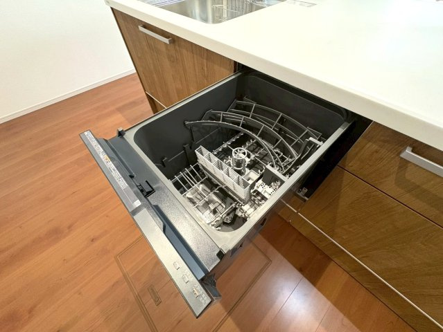 ◆家事動線良好な４ＬＤＫ◆全居室２面採光で陽当たり通風良好◆収納充実◆山科区川田西浦町１期のキッチン|食器洗浄機