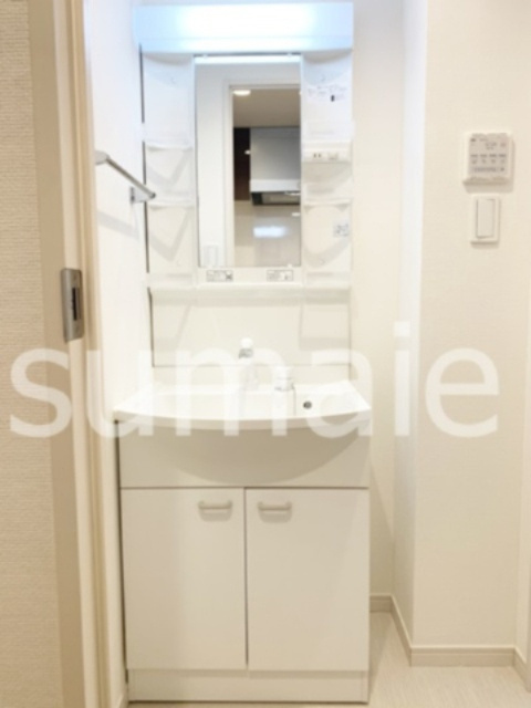 リブリ・クレール浦和の洗面所|温水シャワー付洗面化粧台