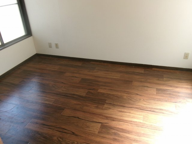秋定マンションの洋室