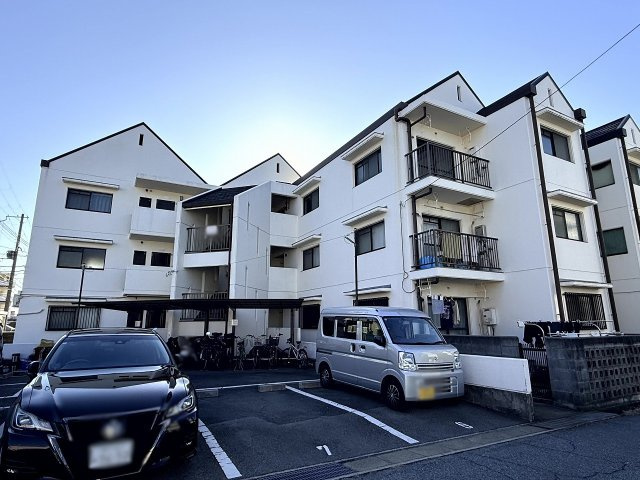 秋定マンションの駐車場