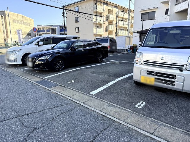 秋定マンションの駐車場