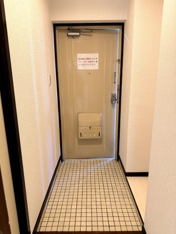 秋定マンションの玄関