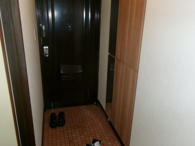秋定マンションの玄関