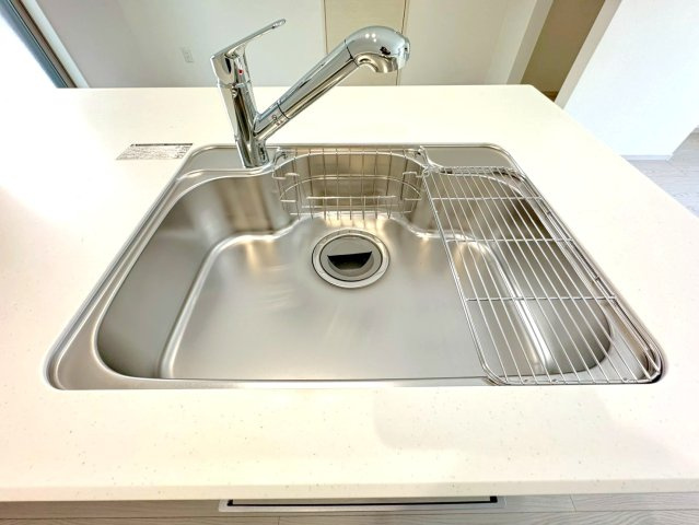 ◆家事動線良好な４ＬＤＫ◆全居室２面採光で陽当たり通風良好◆収納充実◆山科区川田西浦町１期のキッチン|シンク