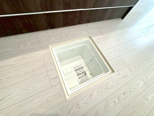 ◆家事動線良好な４ＬＤＫ◆全居室２面採光で陽当たり通風良好◆収納充実◆山科区川田西浦町１期のキッチン|床下収納