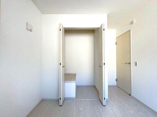 ◆家事動線良好な４ＬＤＫ◆全居室２面採光で陽当たり通風良好◆収納充実◆山科区川田西浦町１期の洋室|クローゼット