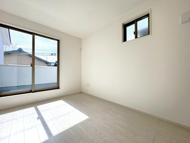 ◆家事動線良好な４ＬＤＫ◆全居室２面採光で陽当たり通風良好◆収納充実◆山科区川田西浦町１期の洋室|洋室