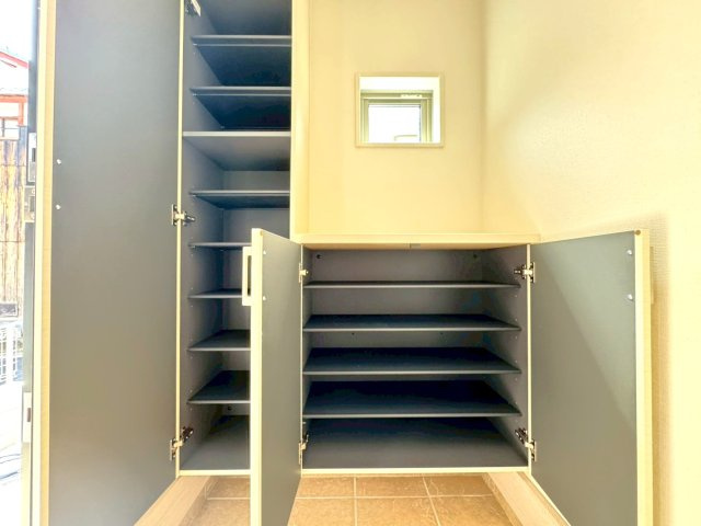 ◆家事動線良好な４ＬＤＫ◆全居室２面採光で陽当たり通風良好◆収納充実◆山科区川田西浦町１期の玄関|シューズBOX