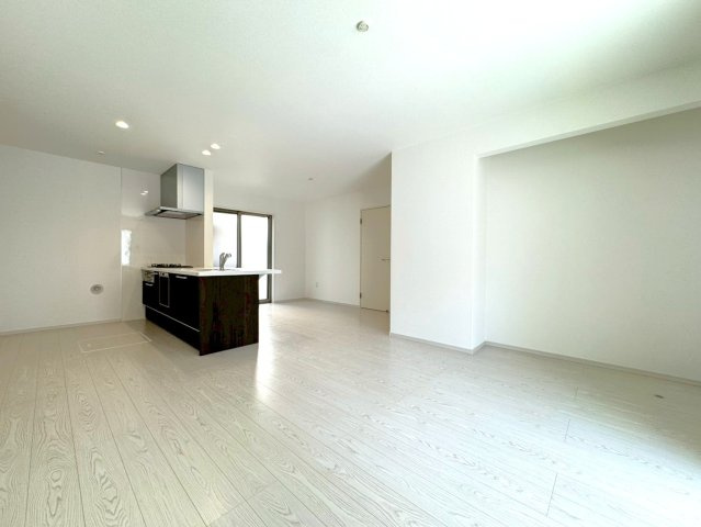 ◆家事動線良好な４ＬＤＫ◆全居室２面採光で陽当たり通風良好◆収納充実◆山科区川田西浦町１期の居間・リビング|リビング