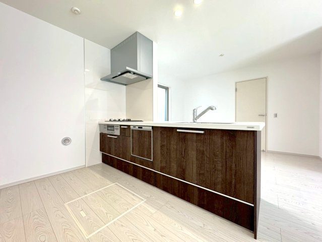 ◆家事動線良好な４ＬＤＫ◆全居室２面採光で陽当たり通風良好◆収納充実◆山科区川田西浦町１期のキッチン|キッチン