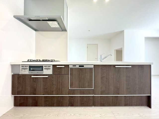 ◆家事動線良好な４ＬＤＫ◆全居室２面採光で陽当たり通風良好◆収納充実◆山科区川田西浦町１期のキッチン|キッチン