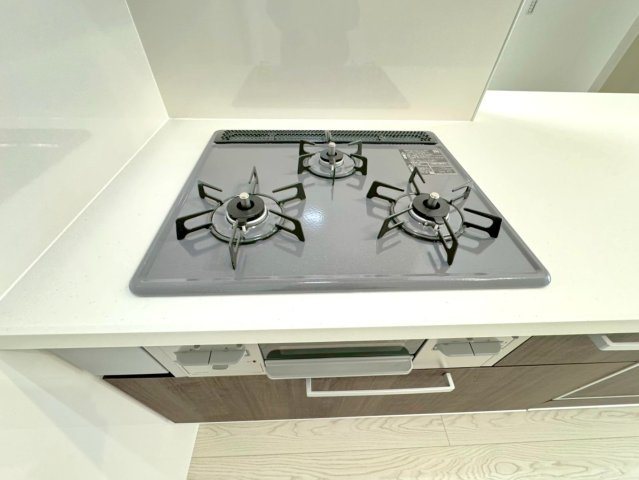 ◆家事動線良好な４ＬＤＫ◆全居室２面採光で陽当たり通風良好◆収納充実◆山科区川田西浦町１期のキッチン|３口ガスコンロ