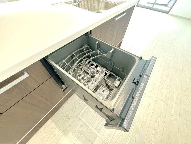 ◆家事動線良好な４ＬＤＫ◆全居室２面採光で陽当たり通風良好◆収納充実◆山科区川田西浦町１期のキッチン|食器洗浄乾燥機付き