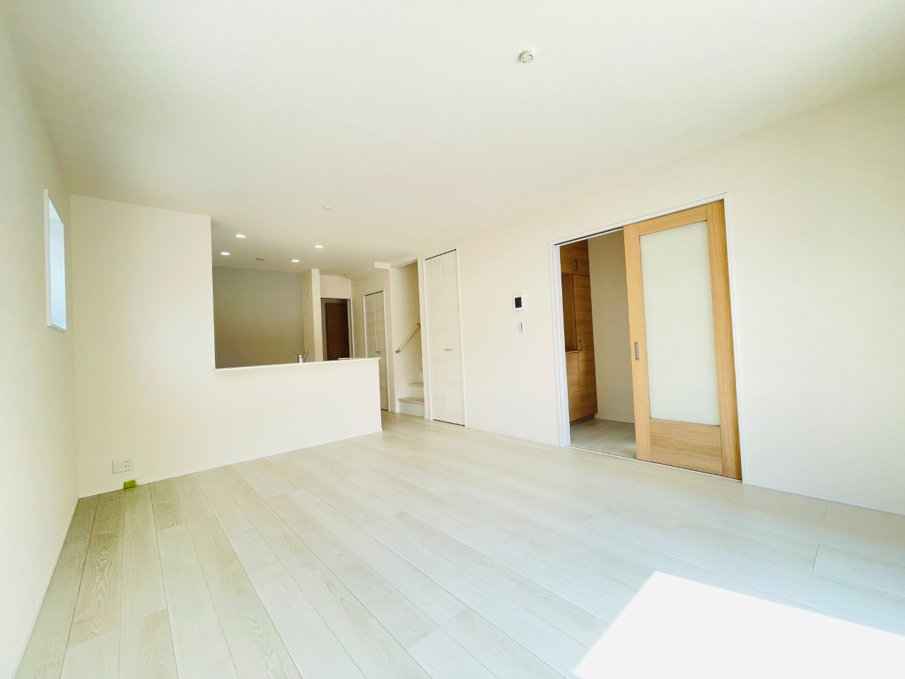 岡崎市元能見町　新築分譲住宅　全2棟　1号棟の居間・リビング|どこにいても家族の顔が見える、明るく開放的なLDK。