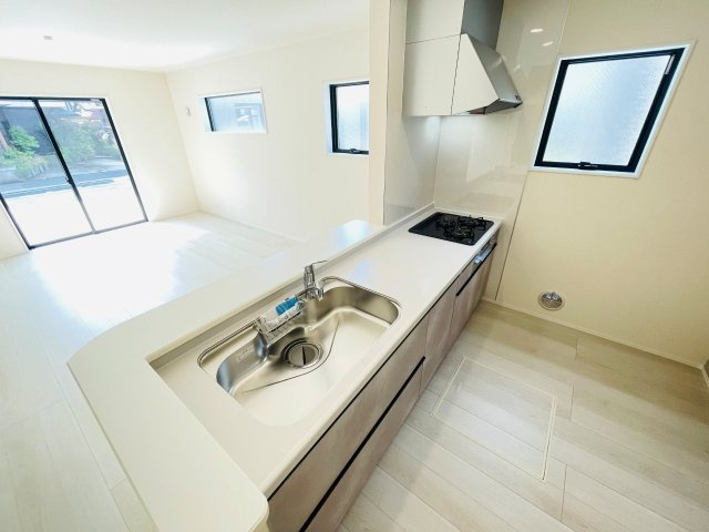 岡崎市元能見町　新築分譲住宅　全2棟　1号棟のキッチン|浄水器一体型水栓です。
