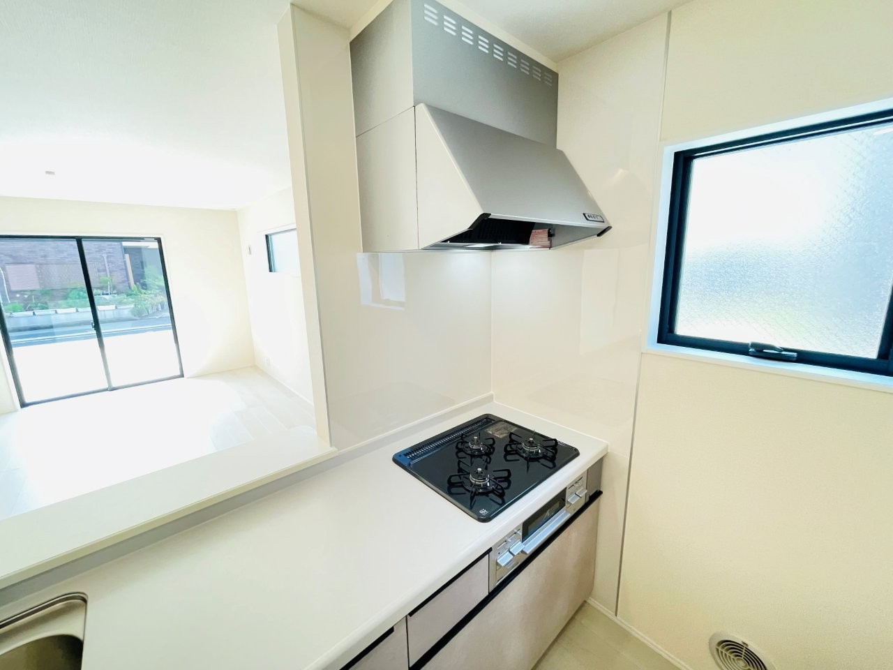 岡崎市元能見町　新築分譲住宅　全2棟　1号棟のキッチン|便利な3口コンロ。