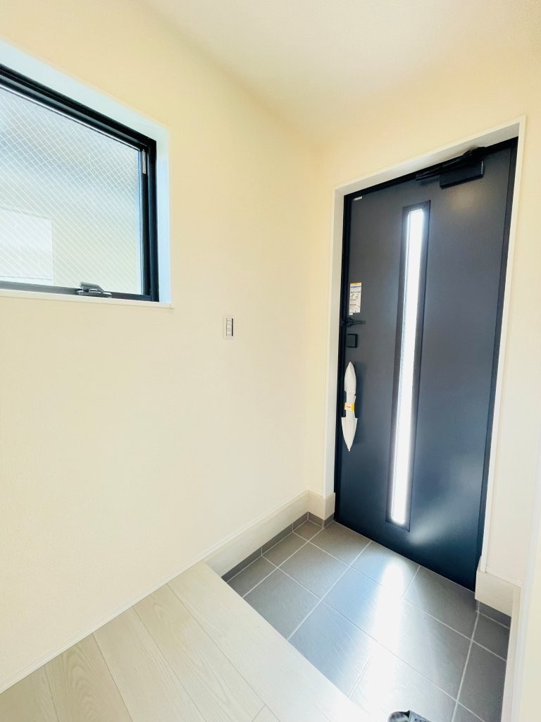 岡崎市元能見町　新築分譲住宅　全2棟　1号棟の玄関|大容量のシューズボックス付きで玄関が靴で散らかりません。