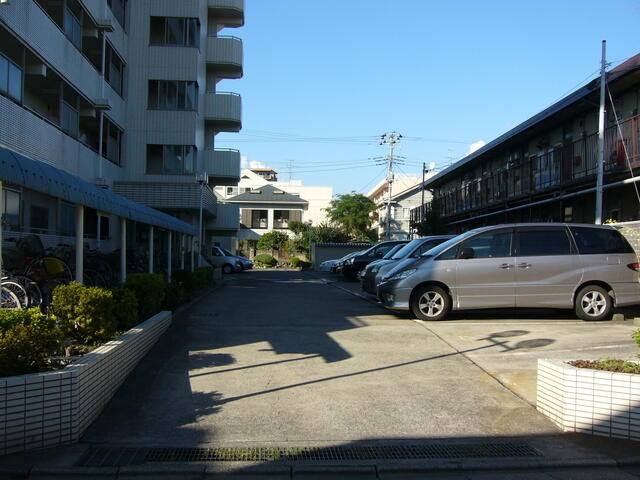 タウンコート湘南の駐車場