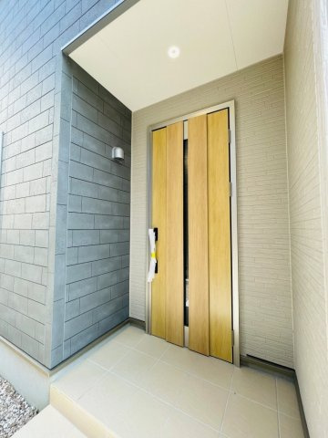岡崎市元能見町　新築分譲住宅　全2棟　2号棟の玄関|玄関ポーチがあるので、雨の日でも濡れることがなくドアの開け閉めができます。