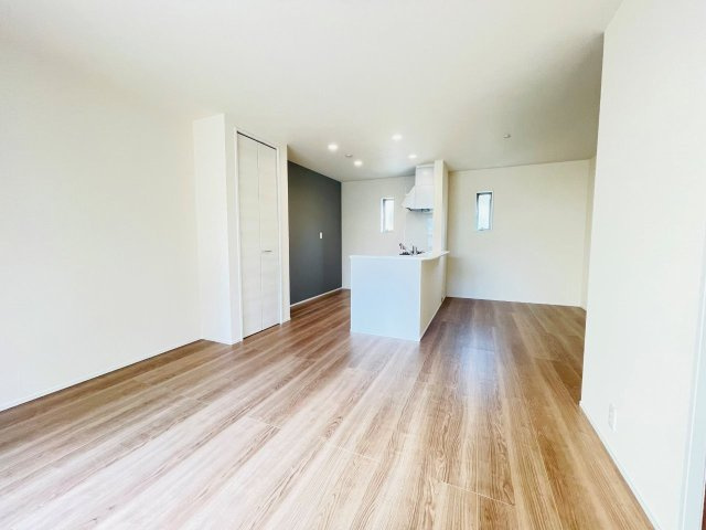 岡崎市元能見町　新築分譲住宅　全2棟　2号棟の居間・リビング|家族でくつろげる広々としたリビングダイニング。