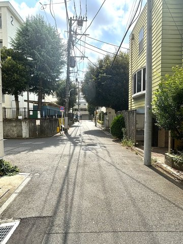 【前面道路含む現地写真】 | 港区南麻布4丁目 | 車通りが少なく小さなお子様も安心です。