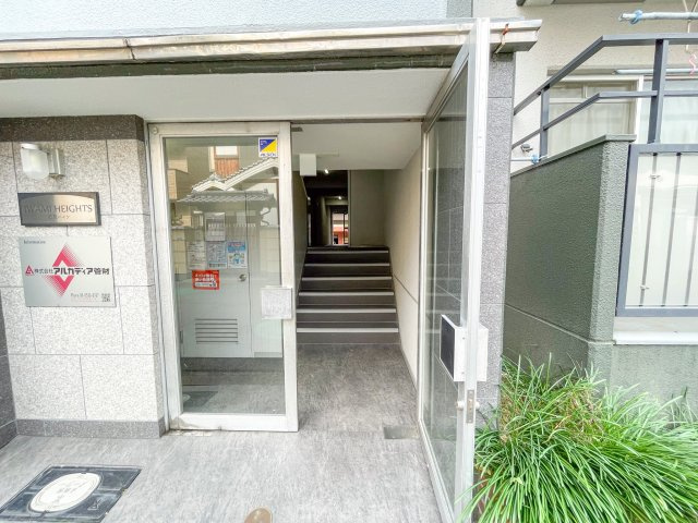 石見ハイツのエントランス
