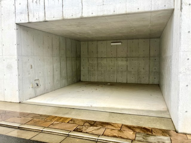 岸根町戸建の駐車場