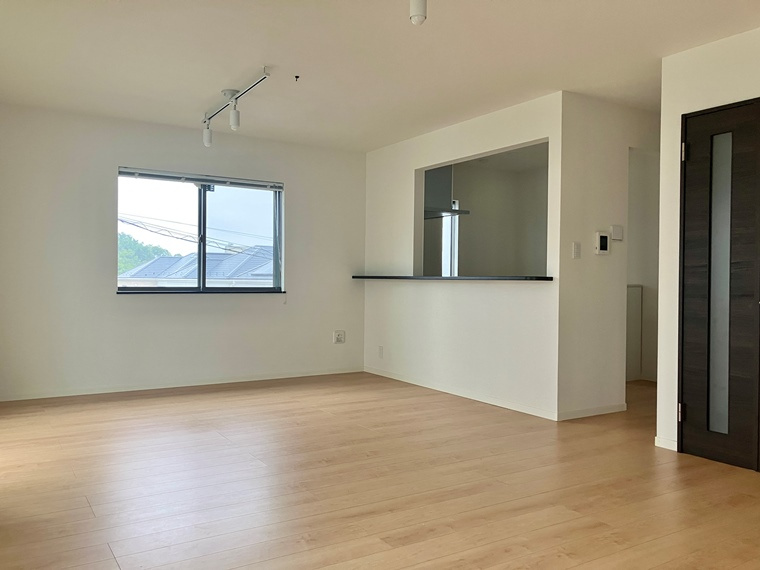 岸根町戸建の居間・リビング