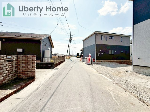 かすみがうら市下稲吉第15　新築戸建　1号棟の前面道路含む現地写真