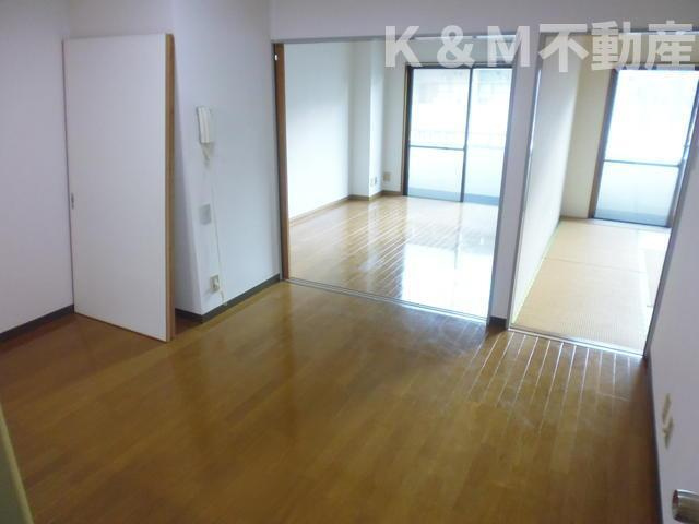 恩田コーポ２の居間・リビング|ゆったり過ごせる居間です