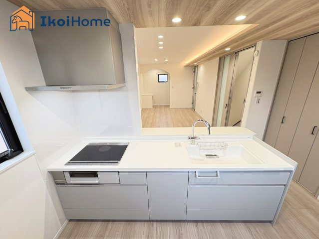 明石市大久保町江井島　新築戸建のキッチン|【ホームページに現地動画掲載中】●年中無休：当日予約可●人気の対面式のキッチンで明るい！