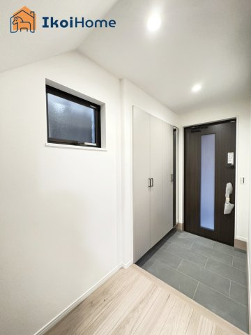 明石市大久保町江井島　新築戸建の玄関|【ホームページに現地動画掲載中】●年中無休：当日予約可●大きな靴箱が付いています。