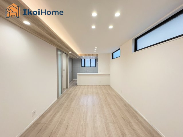 明石市大久保町江井島　新築戸建の居間・リビング|【ホームページに現地動画掲載中】●年中無休：当日予約可●LDK17.6帖で内装もモダンで開放的！