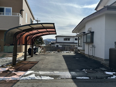 【駐車場】 | 岡谷市郷田２丁目 中古住宅⑫ | 駐車場　普通車２台軽２台分の駐車スペースがあります