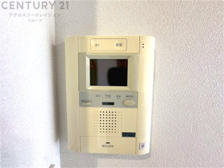 訪問者が来たときにテレビ画面で確認できるため、安心してドアを開けられます。録画機能があるものもあり、留守中に来訪者を記録しておくことができます。利便性が高く、セキュリティ面でも安心です。